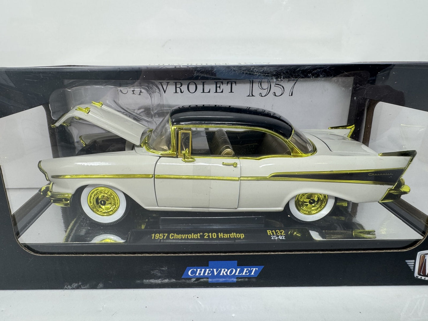 M2 Machines Chevrolet 1957 Chevrolet 210 Hardtop CHASE 1:24 Diecast