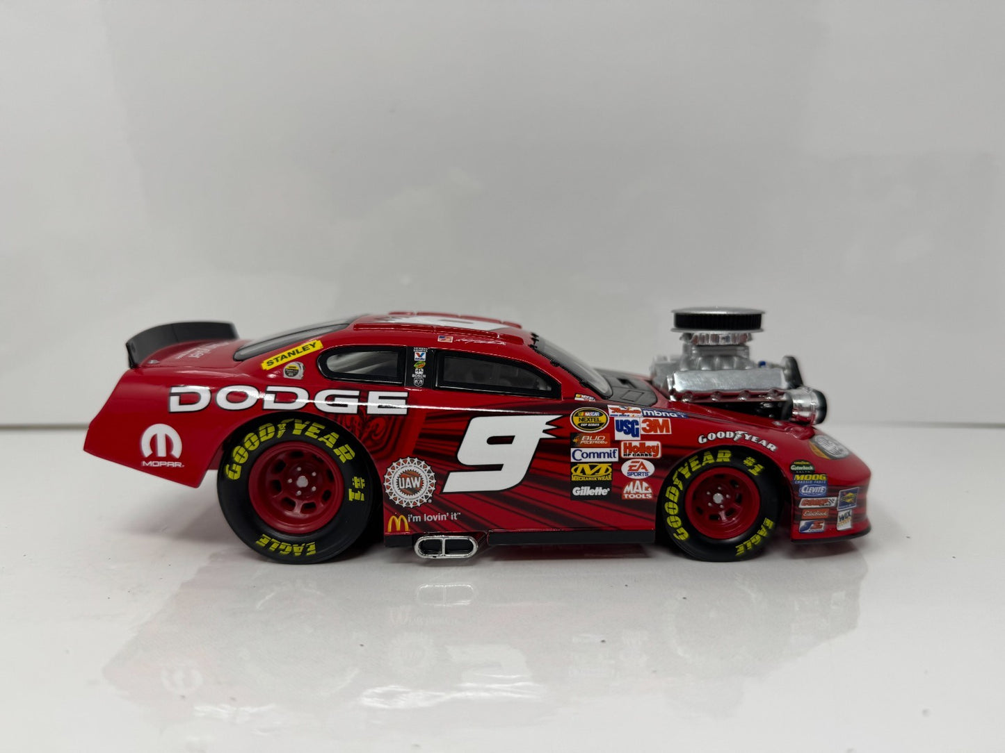 Action NASCAR Muscle Machines Kasey Kahne #9 Dodge Dealers 1:24 Diecast