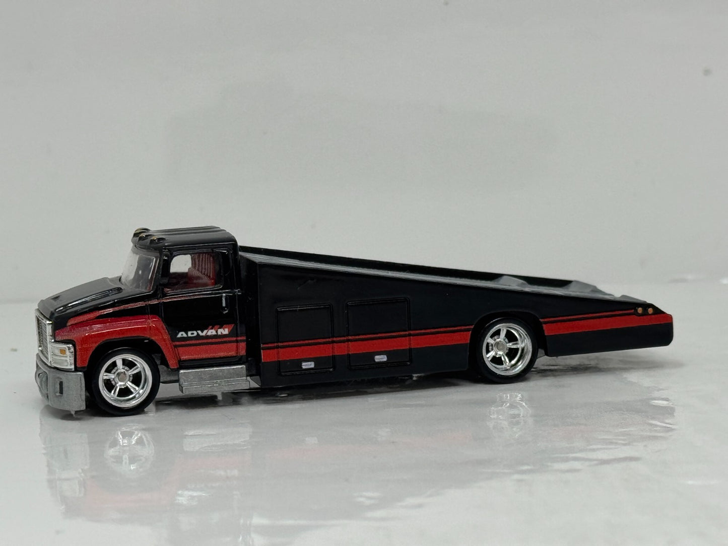Hot Wheels Premium Team Transport 1969 Nissan Skyline Van & Hauler 1:64 Diecast