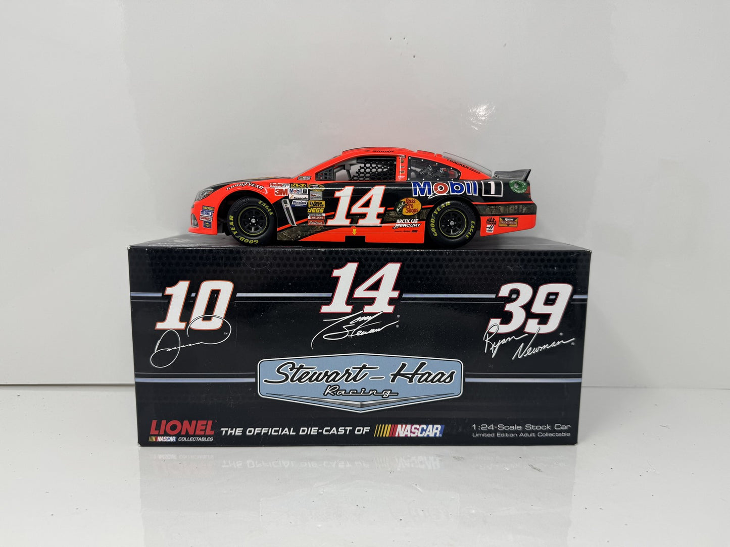 Lionel NASCAR Tony Stewart #14 Bass Pro Shops Orange 2013 Chevy SS 1:24 Diecast