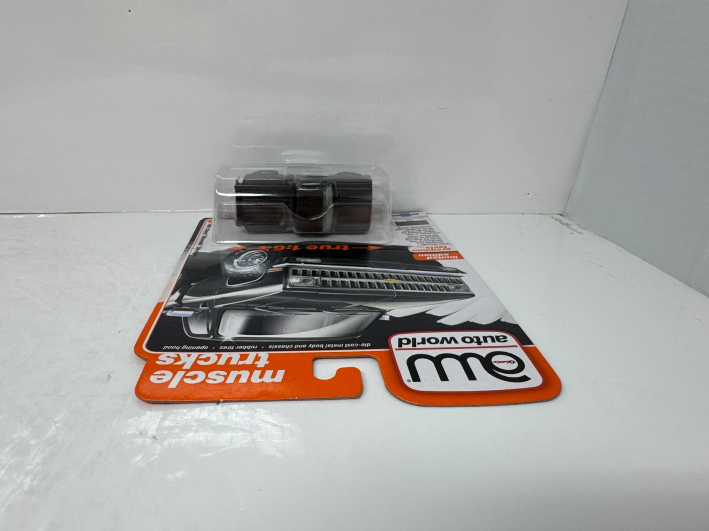 Auto World Muscle Trucks 1981 Chevy Silverado Stepside Gray 1:64 Diecast