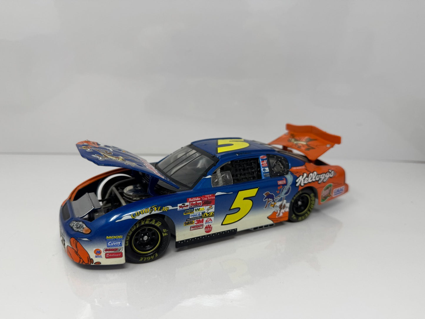 Action NASCAR Terry Labonte #5 Kellogg’s Looney Tunes 2002 Chevy 1:24 Diecast