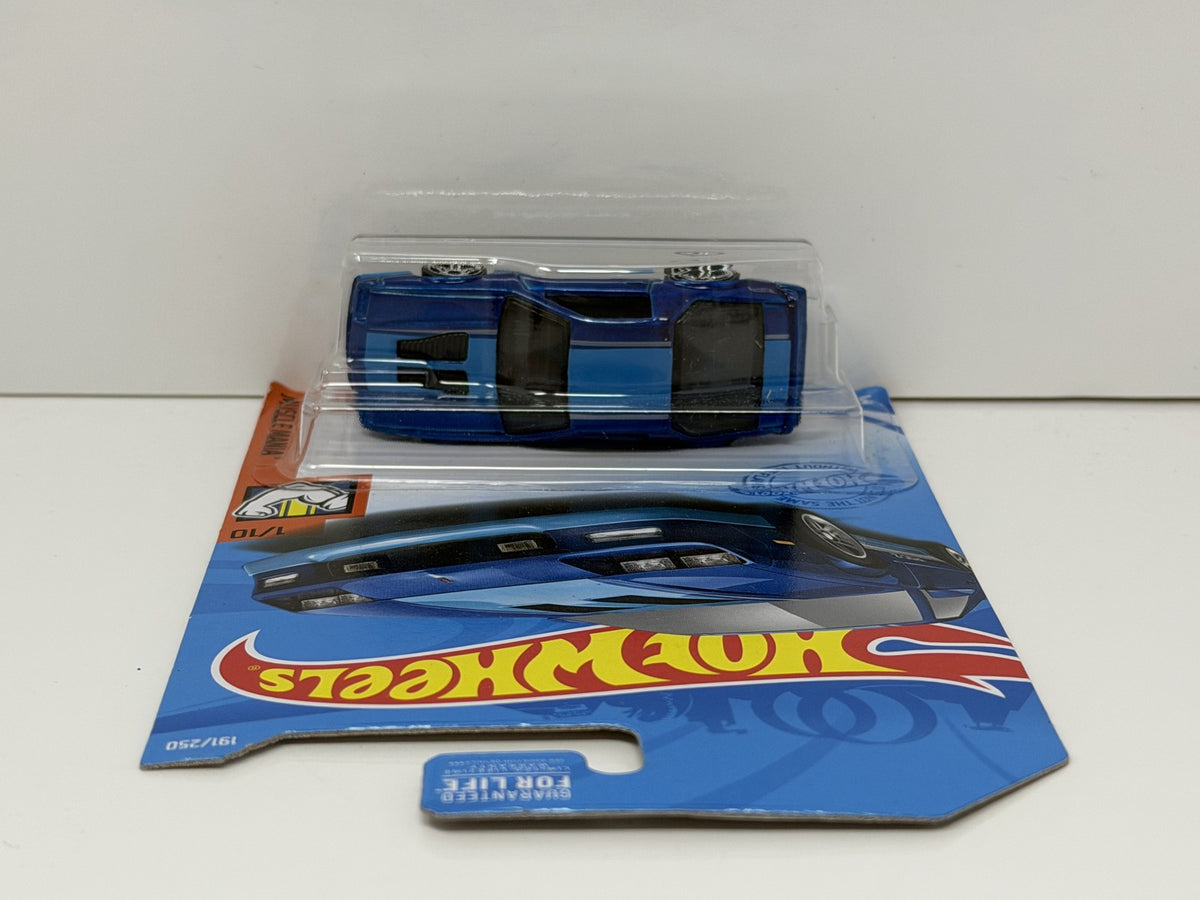 Hot Wheels Muscle Mania 1985 Chevrolet Camaro IROC-Z 1:64 Diecast Blue U.S. Card