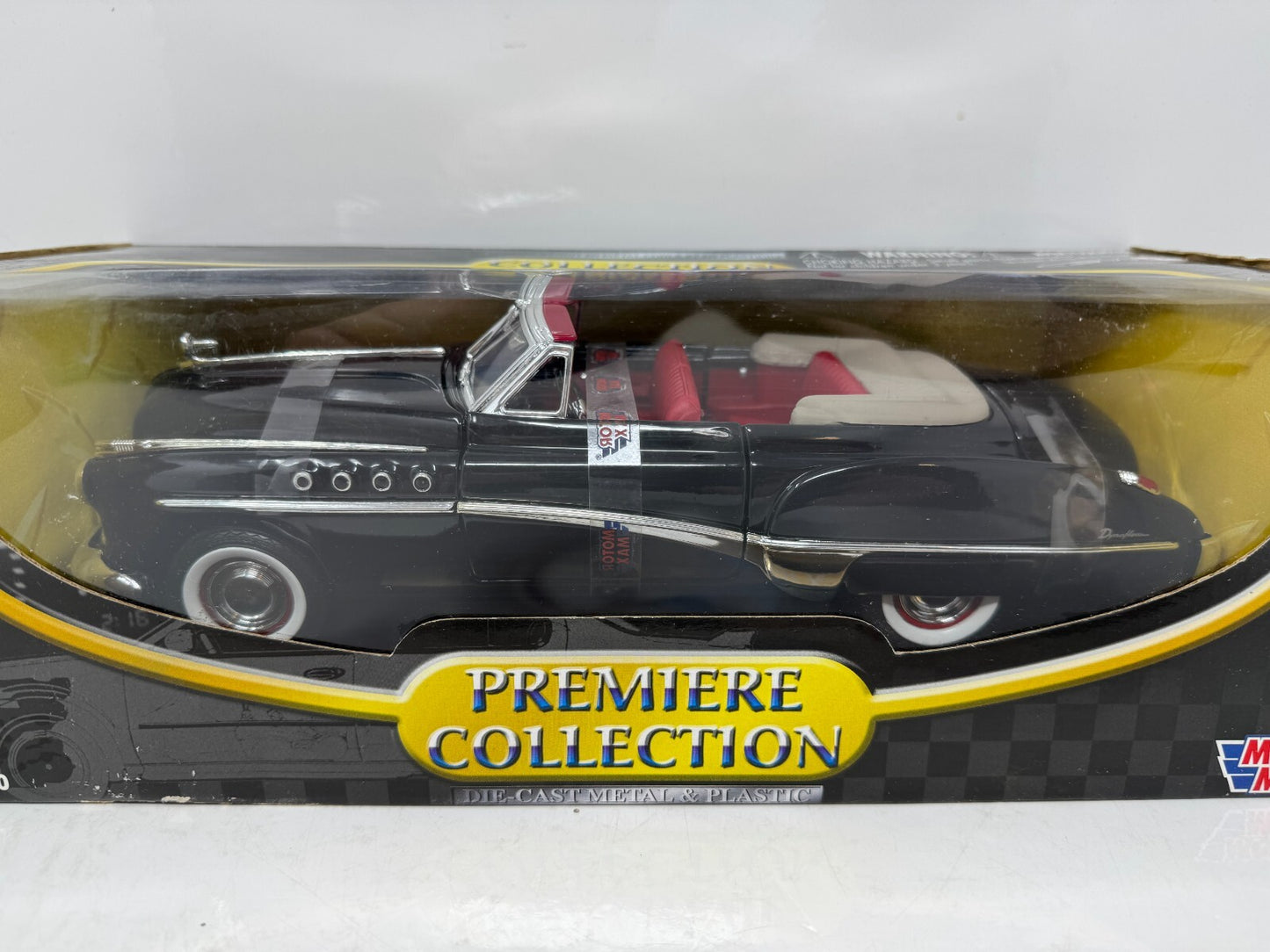 Motormax 1949 Buick Roadmaster Convertible Premiere Collection 1:18 Diecast