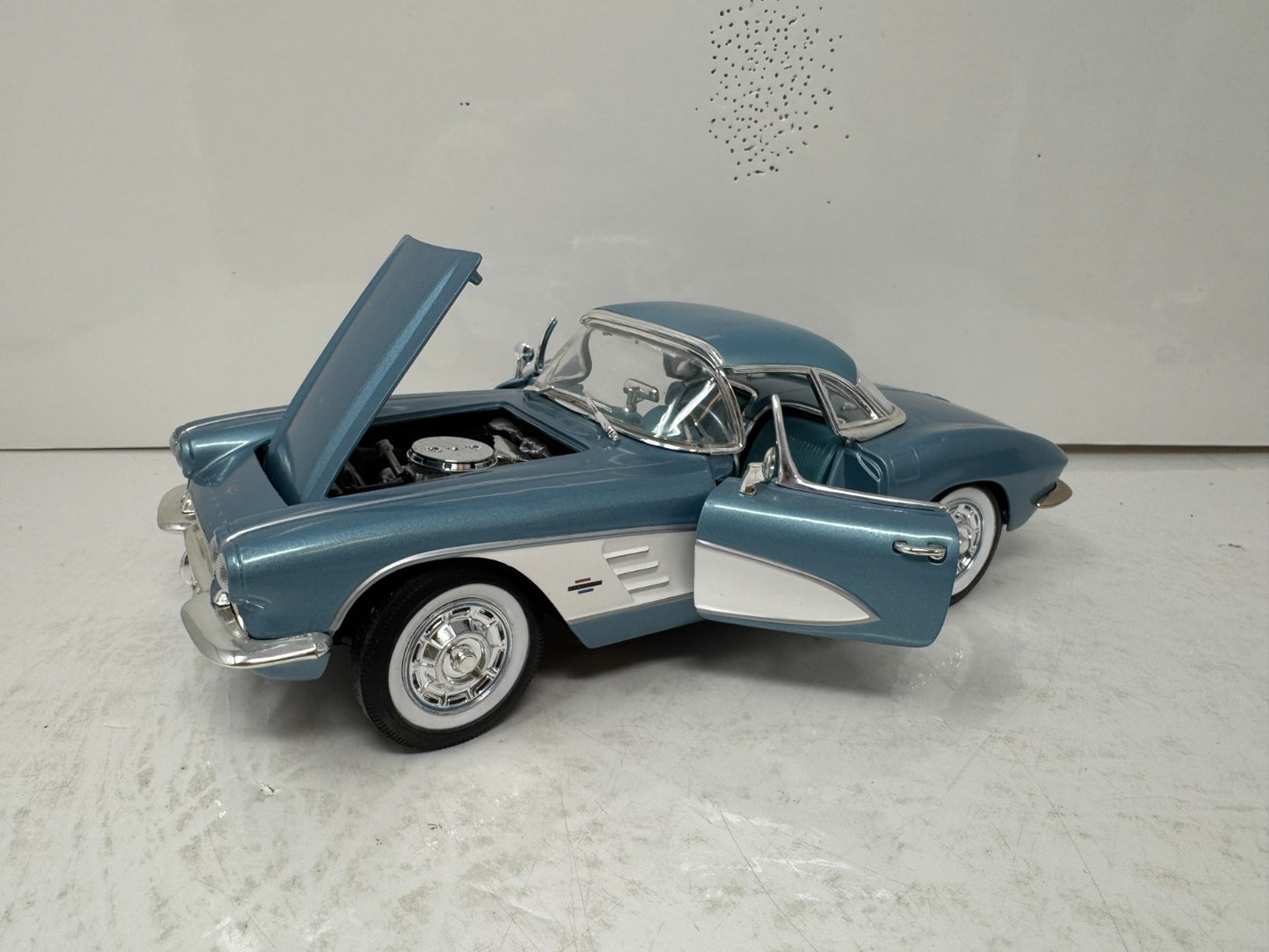 Ertl American Muscle 1961 Chevrolet Corvette 1:18 Diecast
