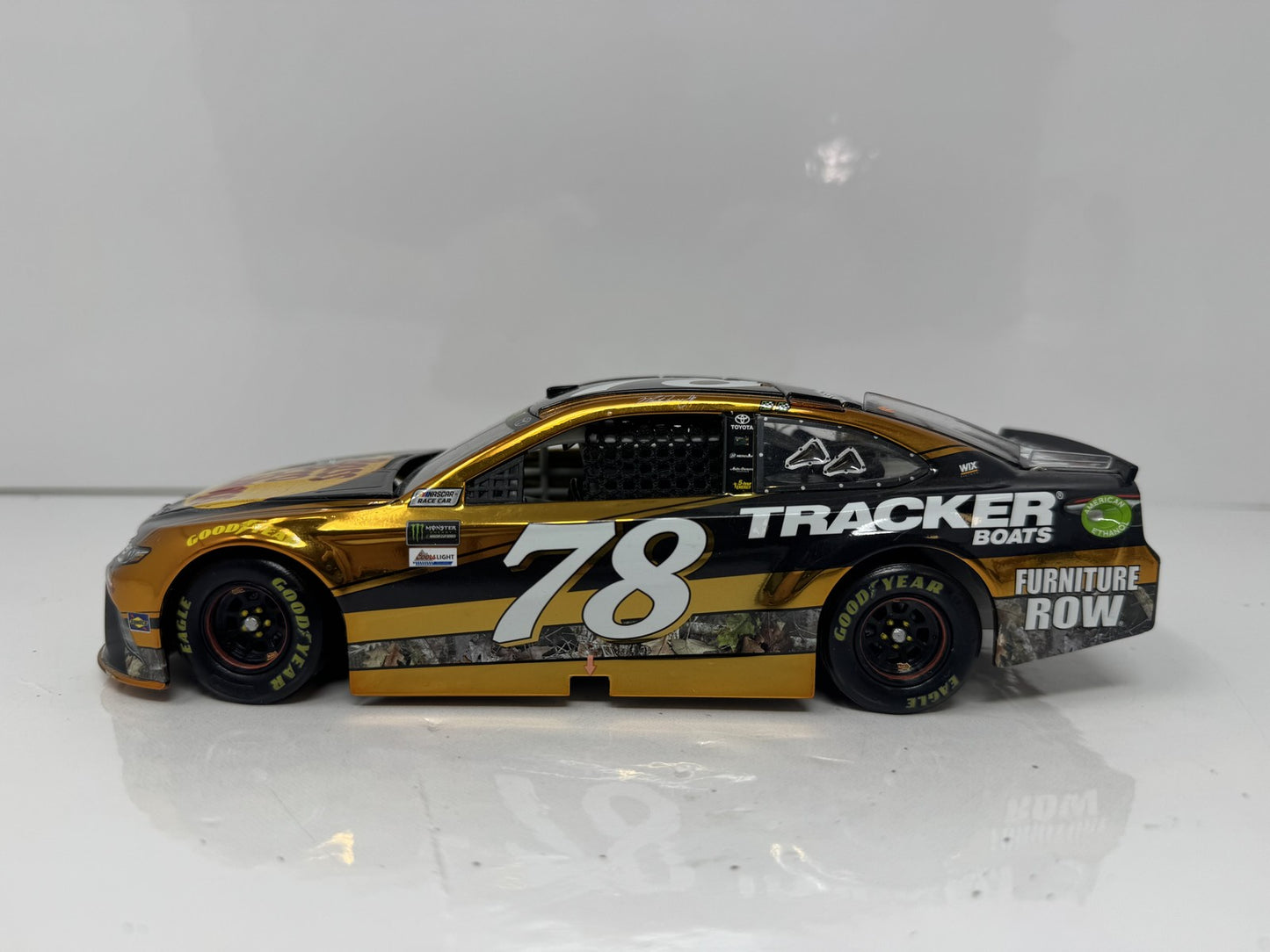 Lionel NASCAR Martin Truex Jr #78 Bass Pro 2017 Toyota Camry Chrome 1:24 Diecast