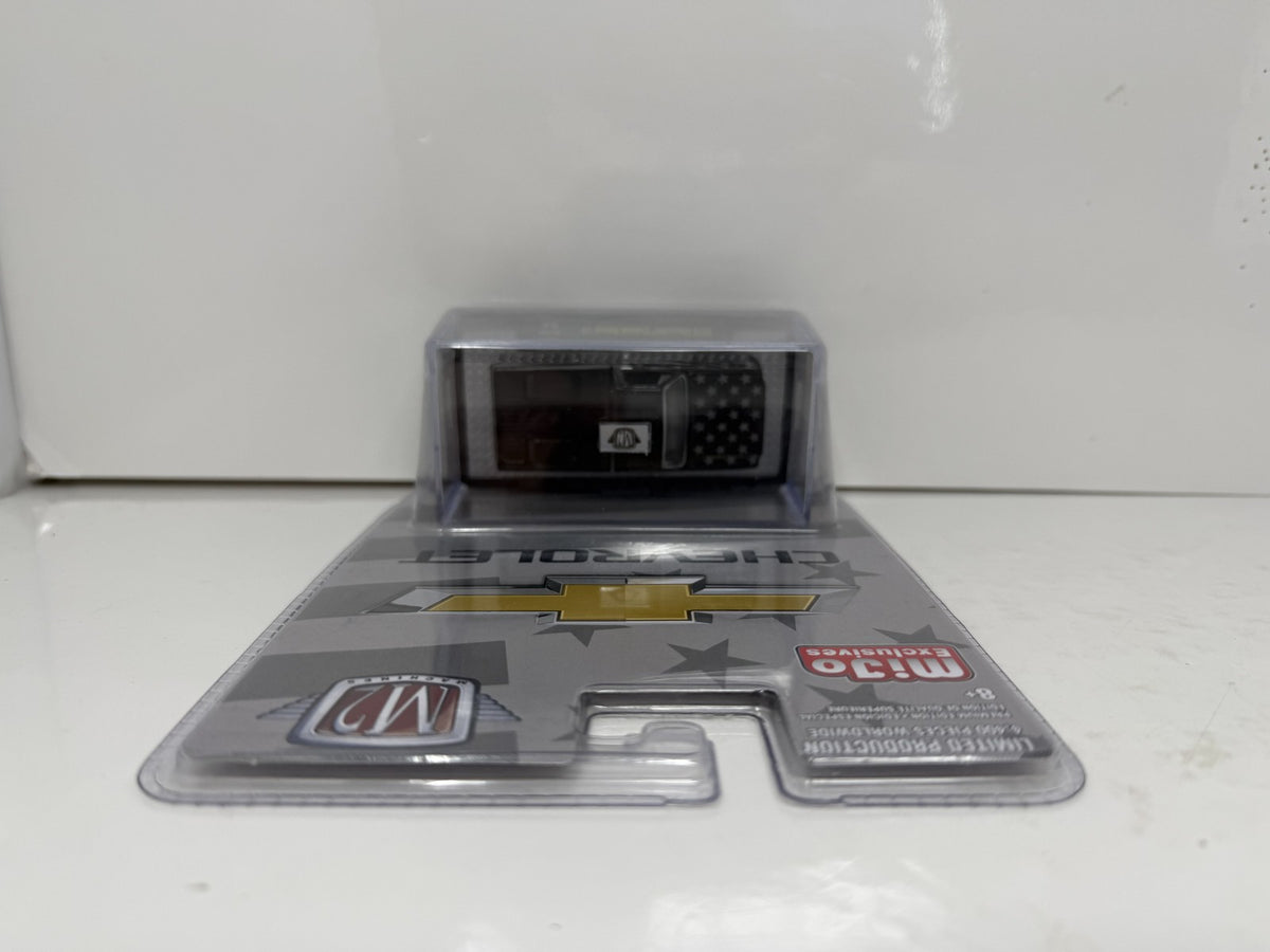 M2 Machines MiJo 1973 Chevrolet Custom Deluxe 10 Stars 1:64 Diecast