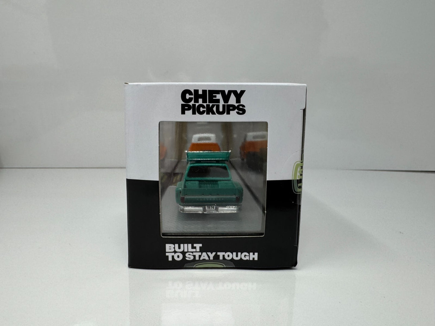 M2 Machines Chevrolet C60 Truck & 1974 Chevrolet Cheyenne Super 30 1:64 Diecast