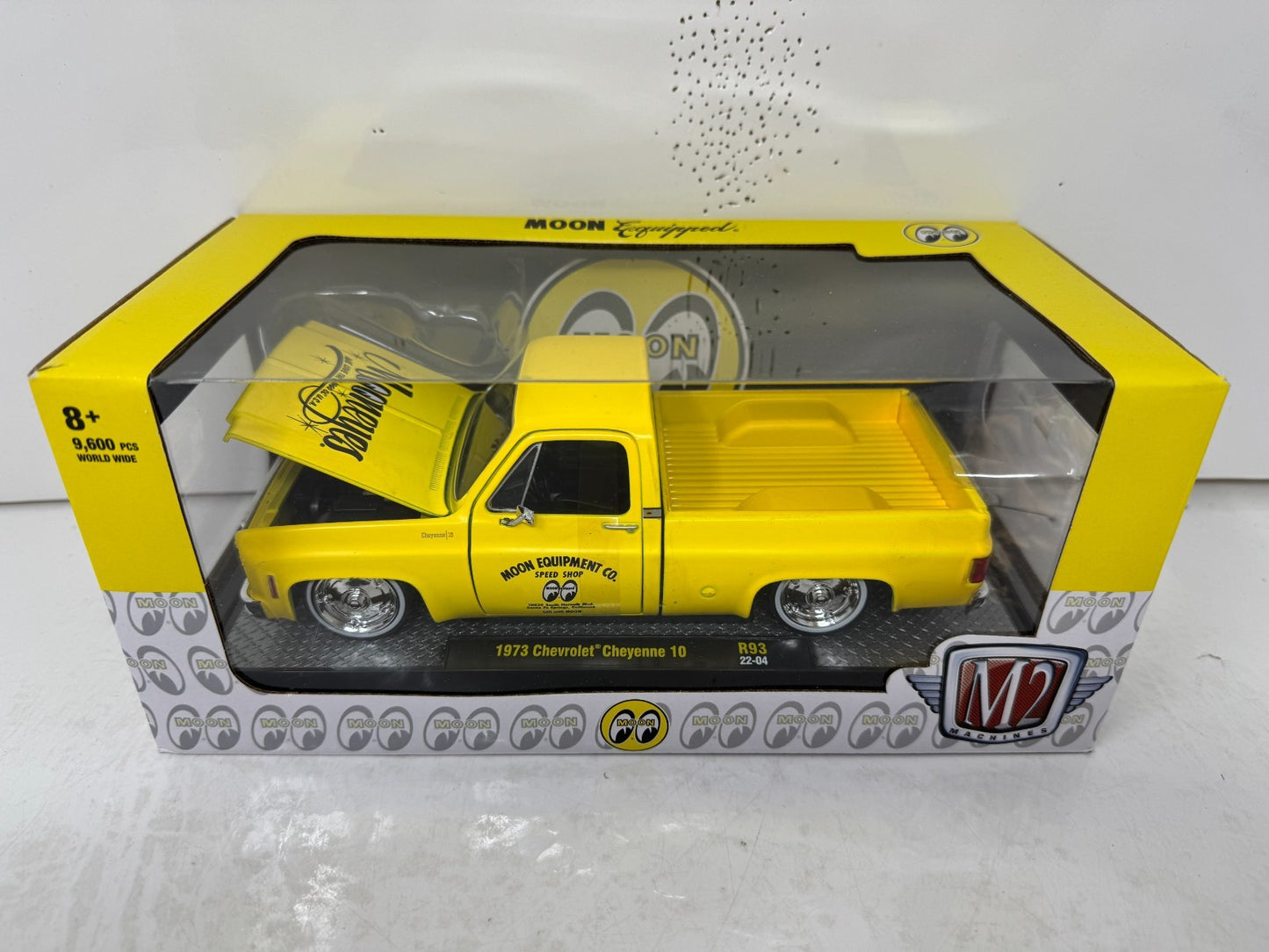 M2 Machines 1973 Chevrolet Cheyenne 10 Moon Eyes Pickup 1:24 Diecast