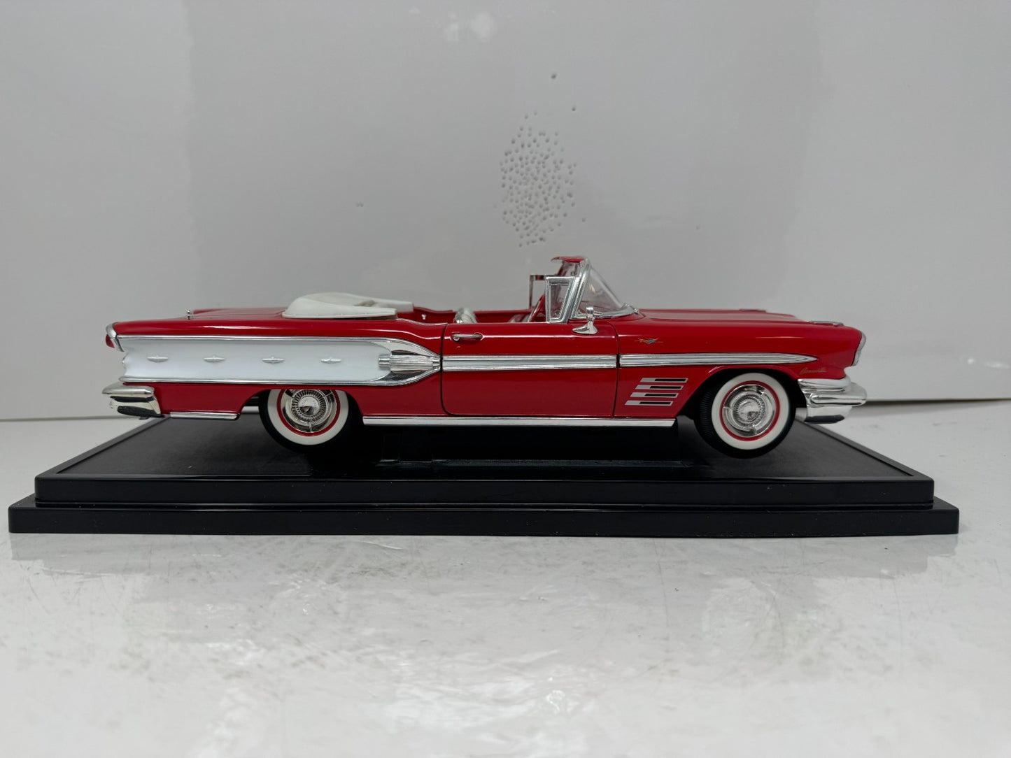 Road Signature 1958 Pontiac Bonneville Convertible 1:18 Diecast
