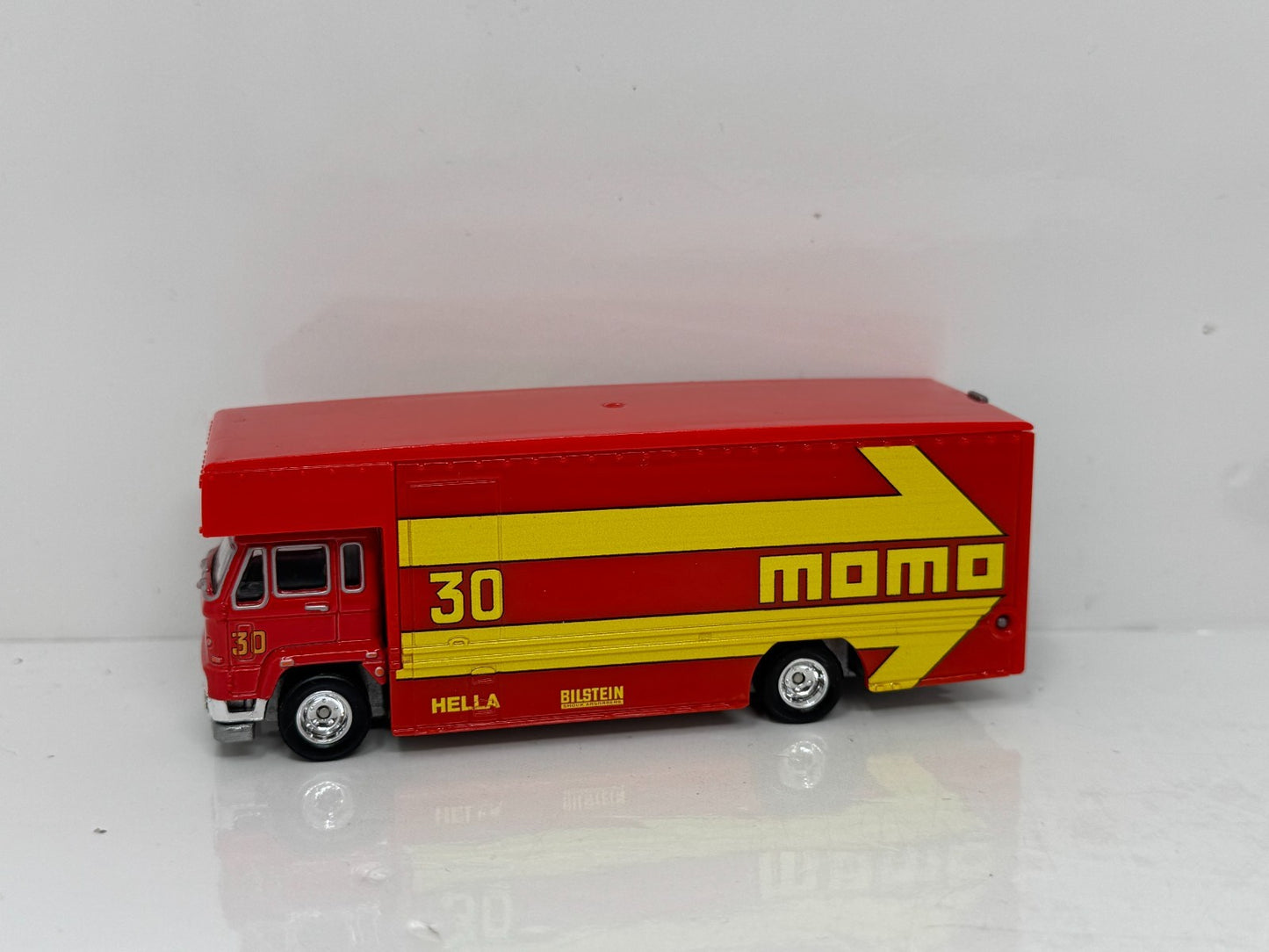 Hot Wheels Team Transport Momo Porsche 962 & 935 with Fleet Flyer 1:64 Diecast