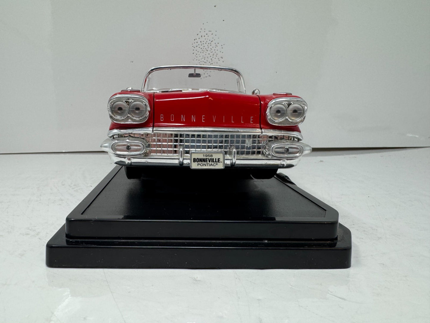 Road Signature 1958 Pontiac Bonneville Convertible 1:18 Diecast