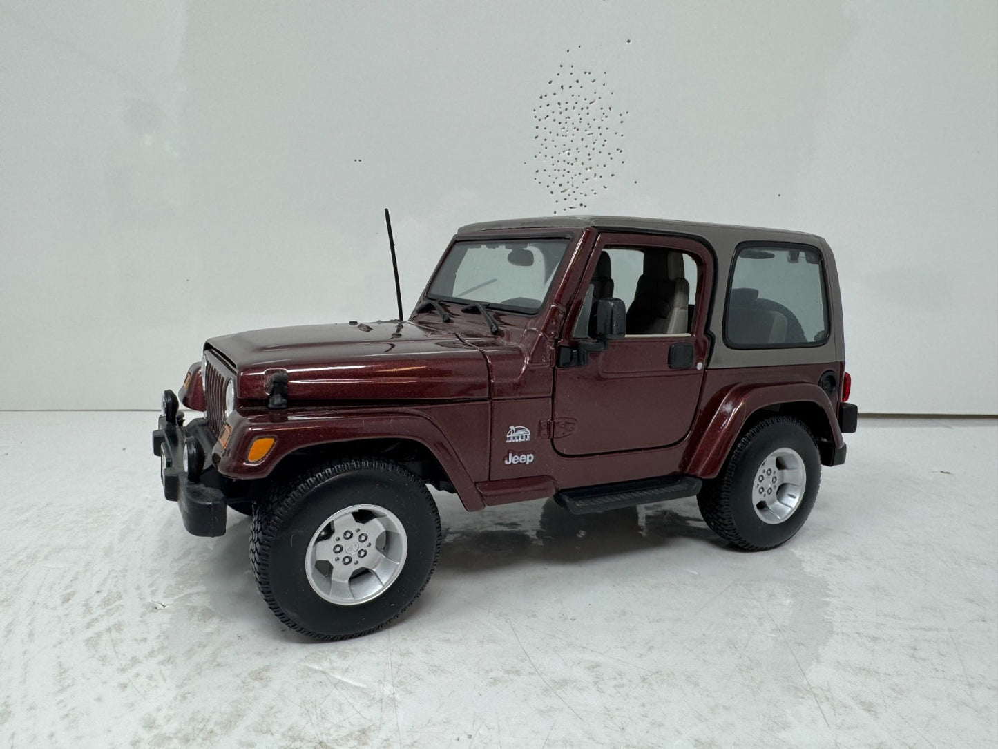 Maisto Special Edition Jeep Wrangler Sahara 1:18 Diecast Maroon Car