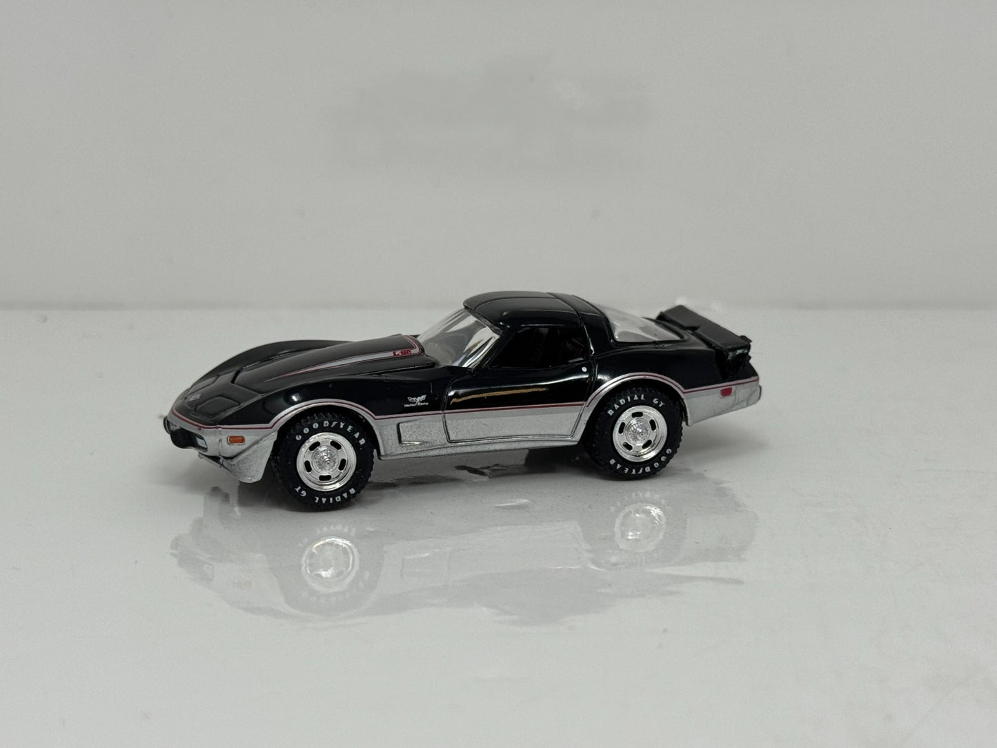 Greenlight Hitch & Tow 1986 GMC Sierra Pickup & Corvette Pace Car 1:64 Diecast
