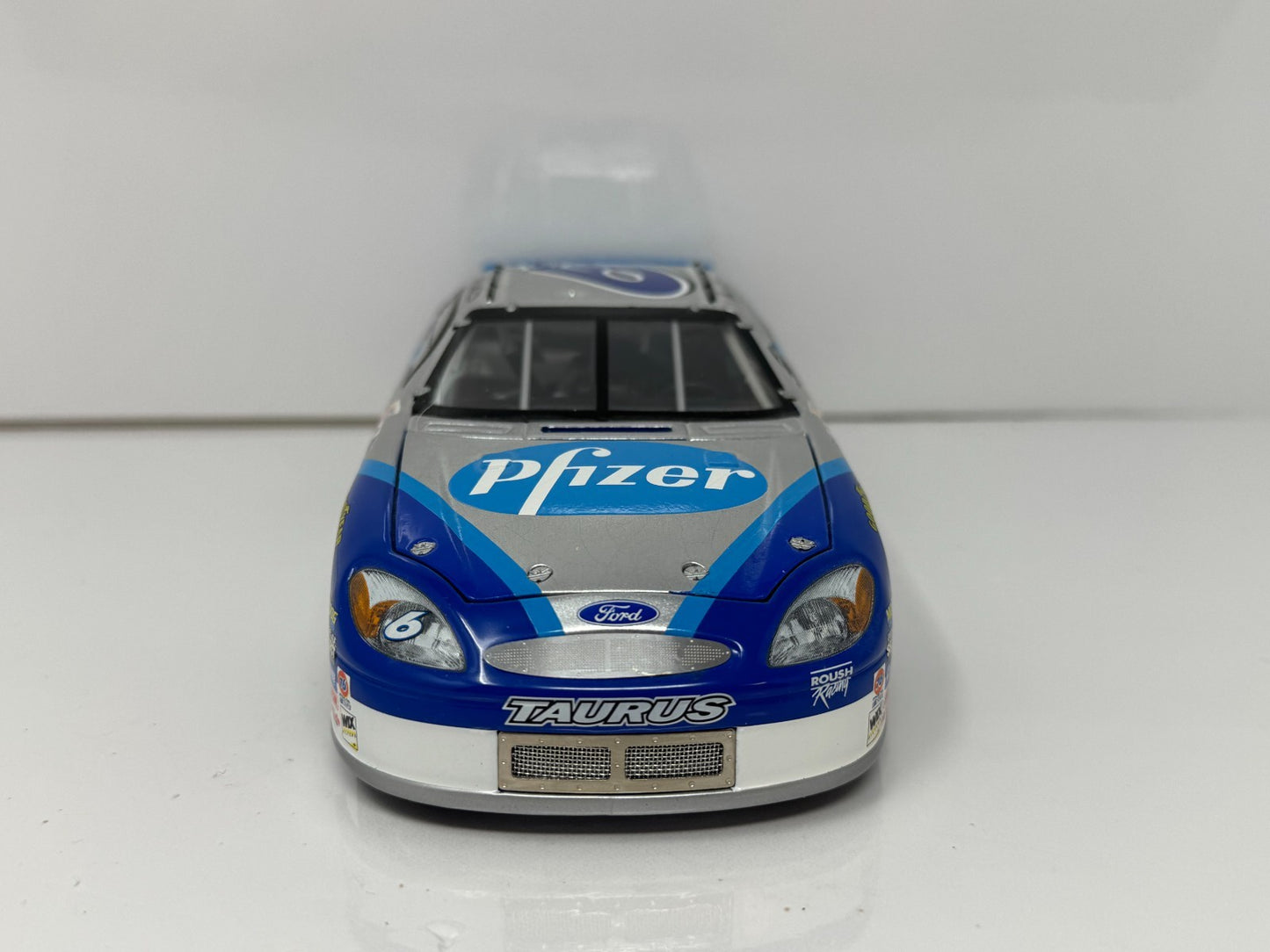 Team Caliber NASCAR Mark Martin #6 Pfizer 2001 Ford Taurus 1:24 Diecast