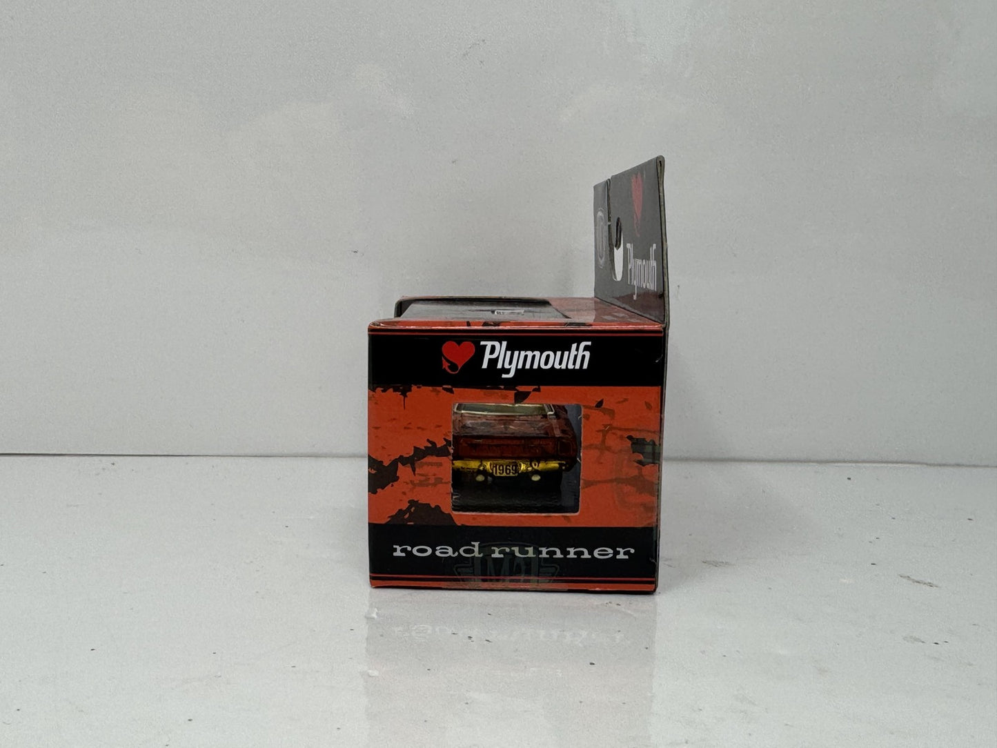 M2 Machines Plymouth 1969 Plymouth Road Runner CHASE 1:64 Diecast