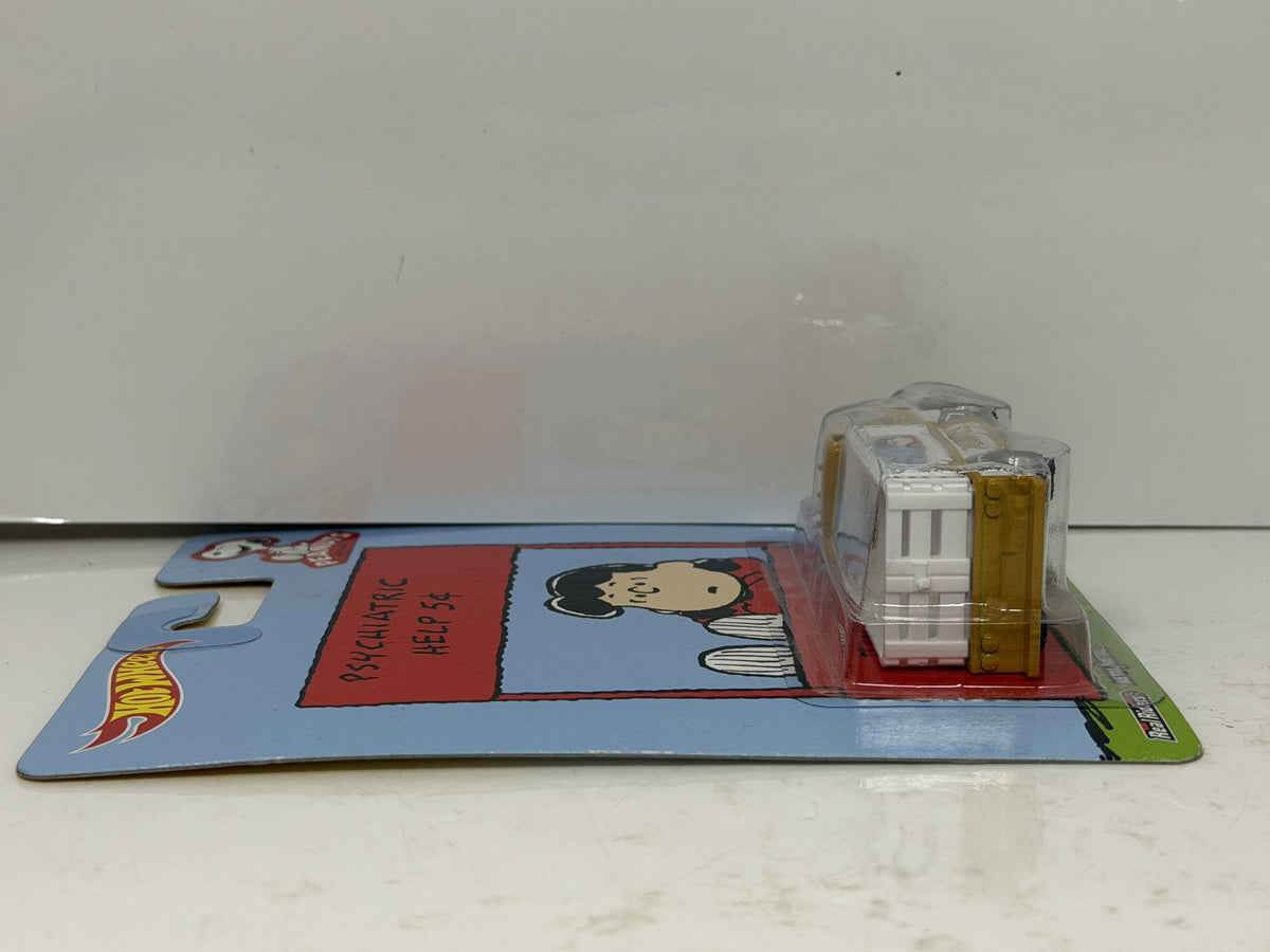 Hot Wheels Peanuts Psychiatric Help 1951 GMC C.O.E. 1:64 Diecast Real Riders