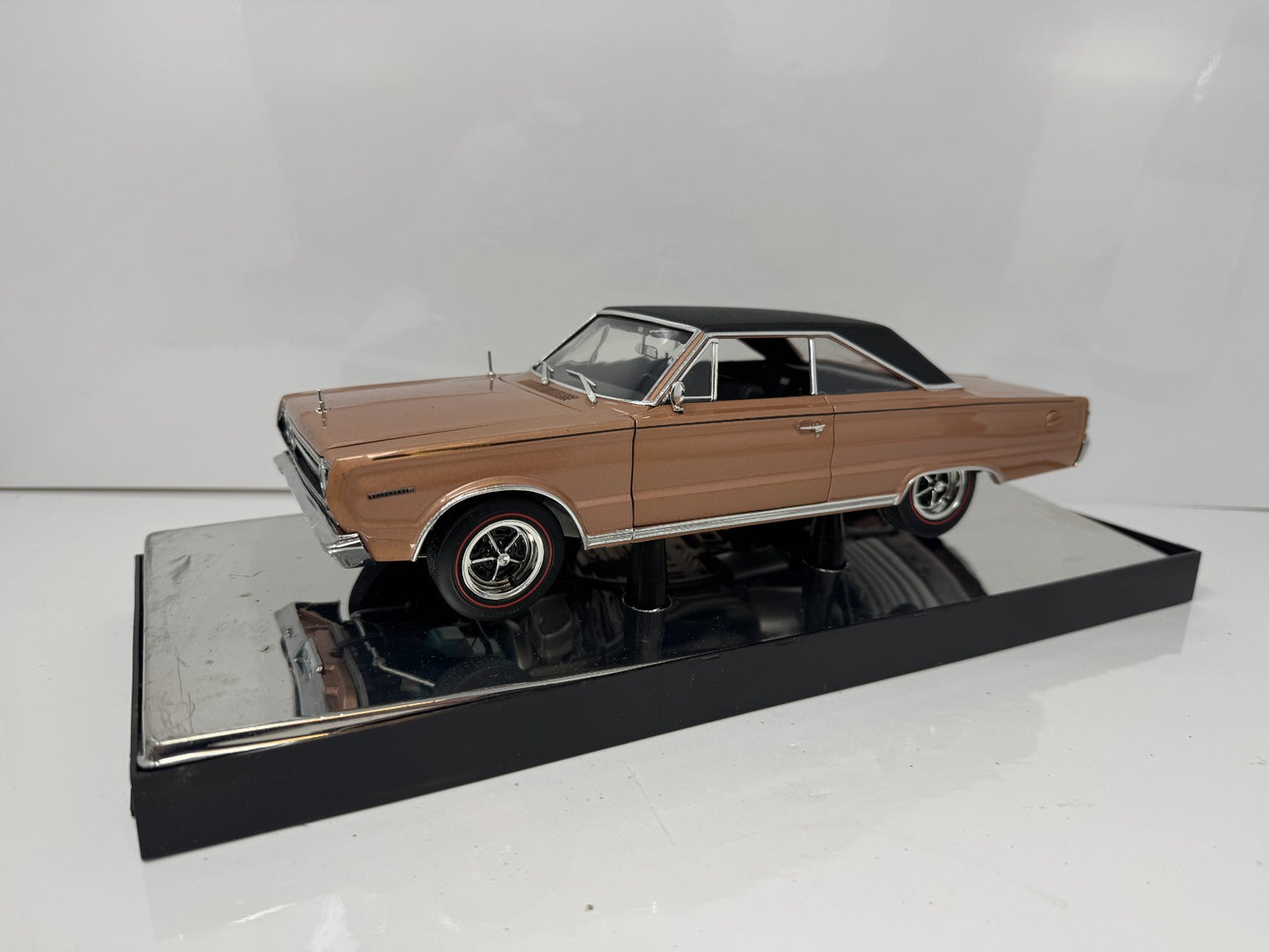 Highway 61 Collectibles 1967 Plymouth Belvedere II 1:18 Diecast