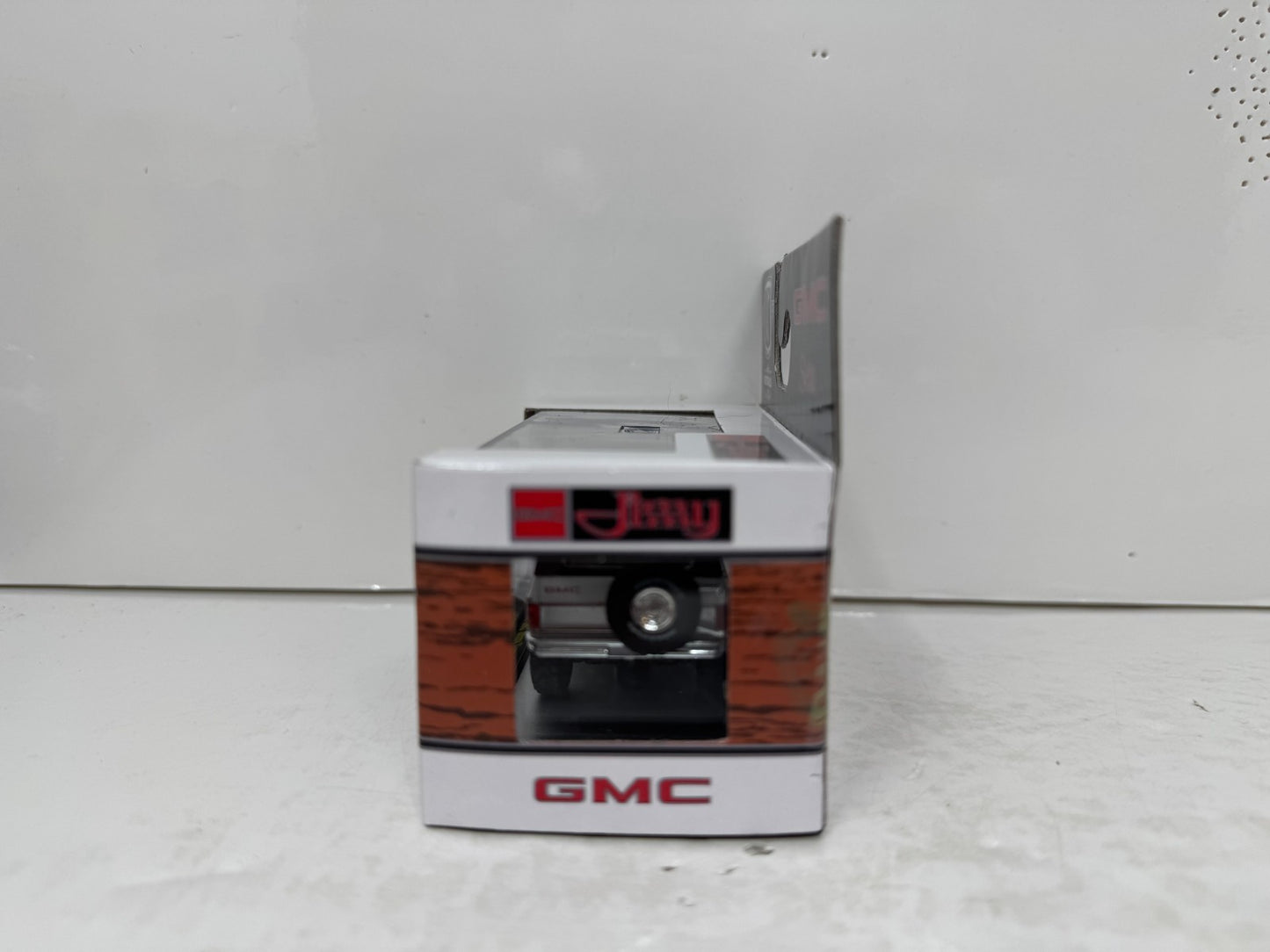 M2 Machines 1973 GMC Jimmy Sierra 4x4 1:64 Diecast
