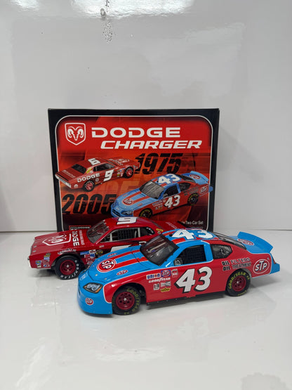 Action NASCAR Richard Petty #43 & Kasey Kahne #9 Dodge Dealers Swap 1:24 Diecast