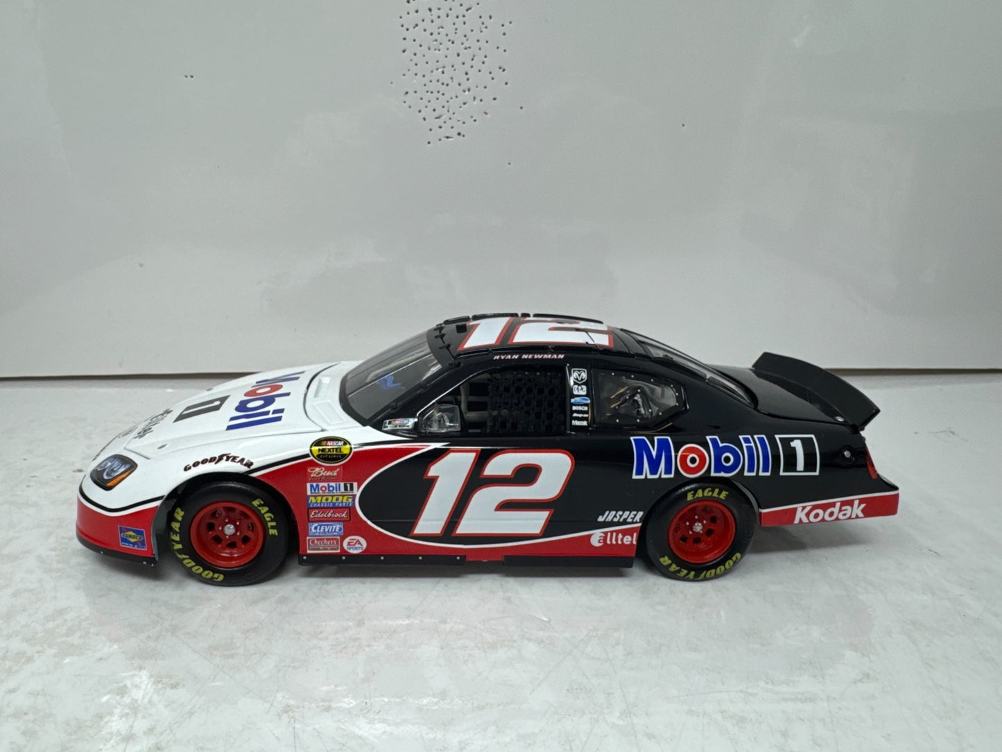 Motorsports Authentics #12 Ryan Newman Mobil 1 2007 Charger 1:24 Diecast