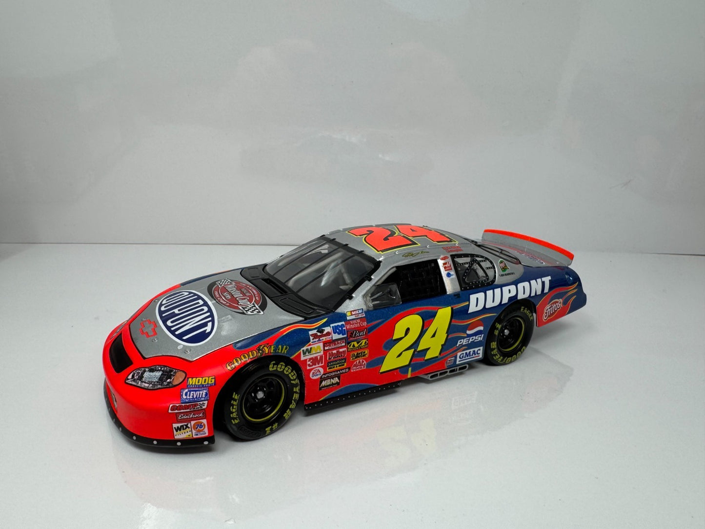 Action NASCAR Jeff Gordon #24 DuPont The Victory Lap 2003 Chevy 1:24 Diecast