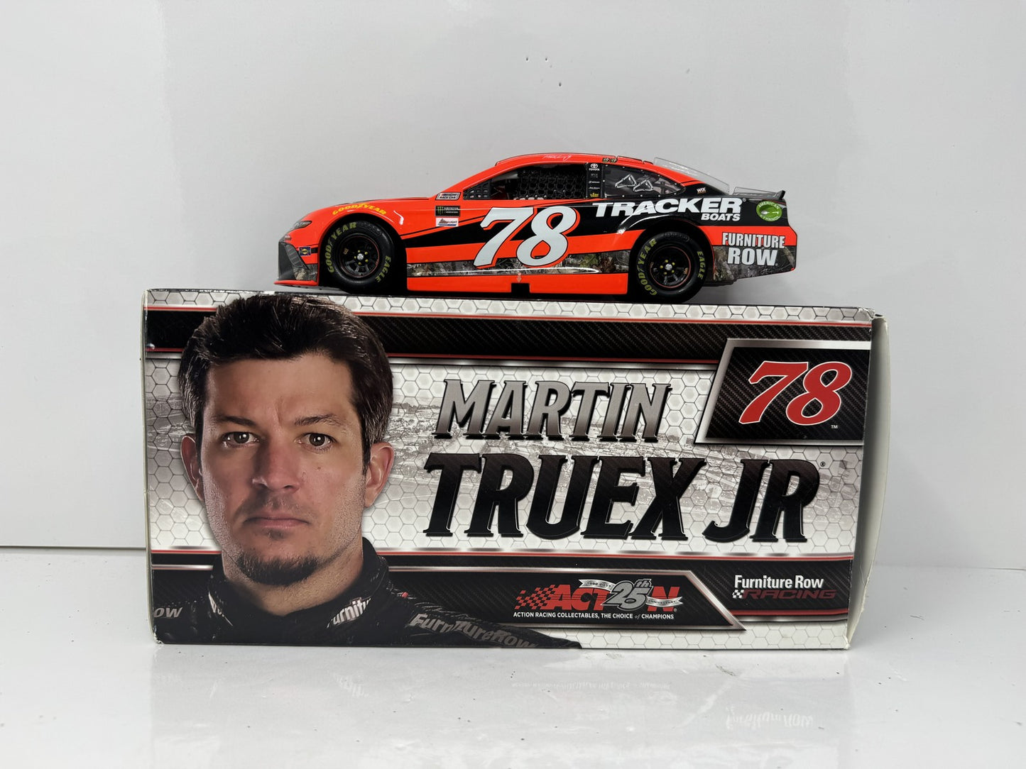 Lionel NASCAR Martin Truex Jr. #78 Bass Pro Boats 2017 Toyota Camry 1:24 Diecast