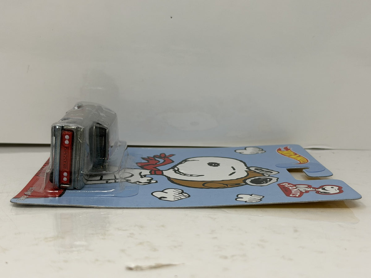 Hot Wheels Peanuts Snoopy 1964 GMC Panel 1:64 Diecast Real Riders