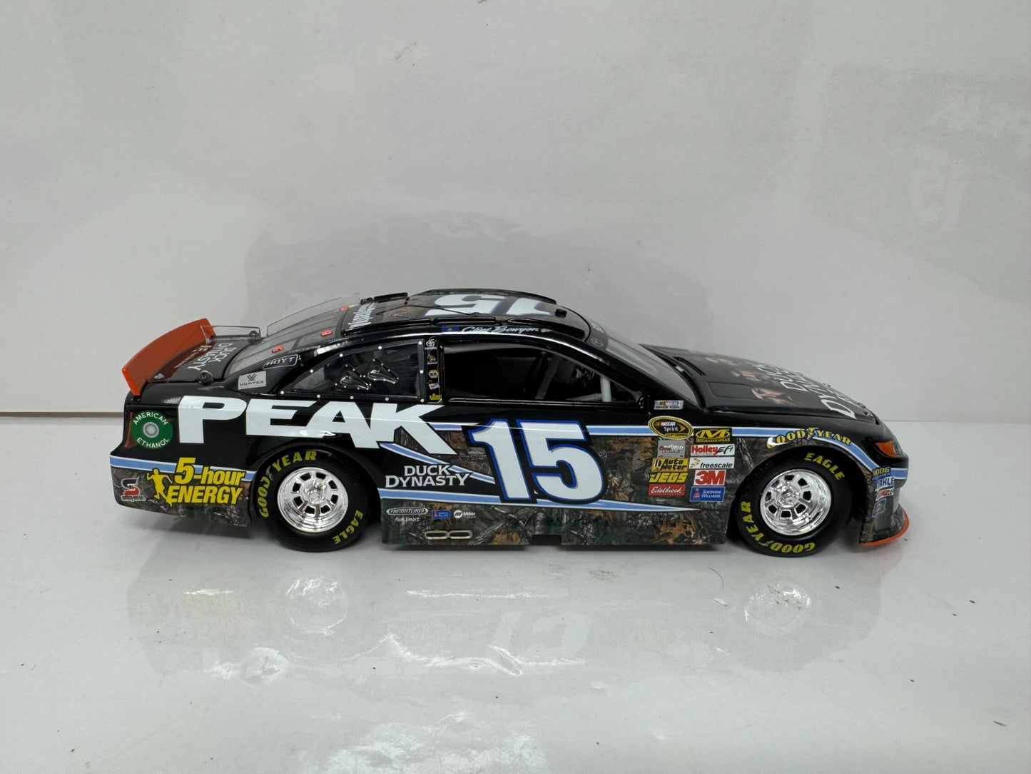 Action NASCAR Clint Bowyer #15 Peak Duck Dynasty 2013 Toyota Camry 1:24 Diecast