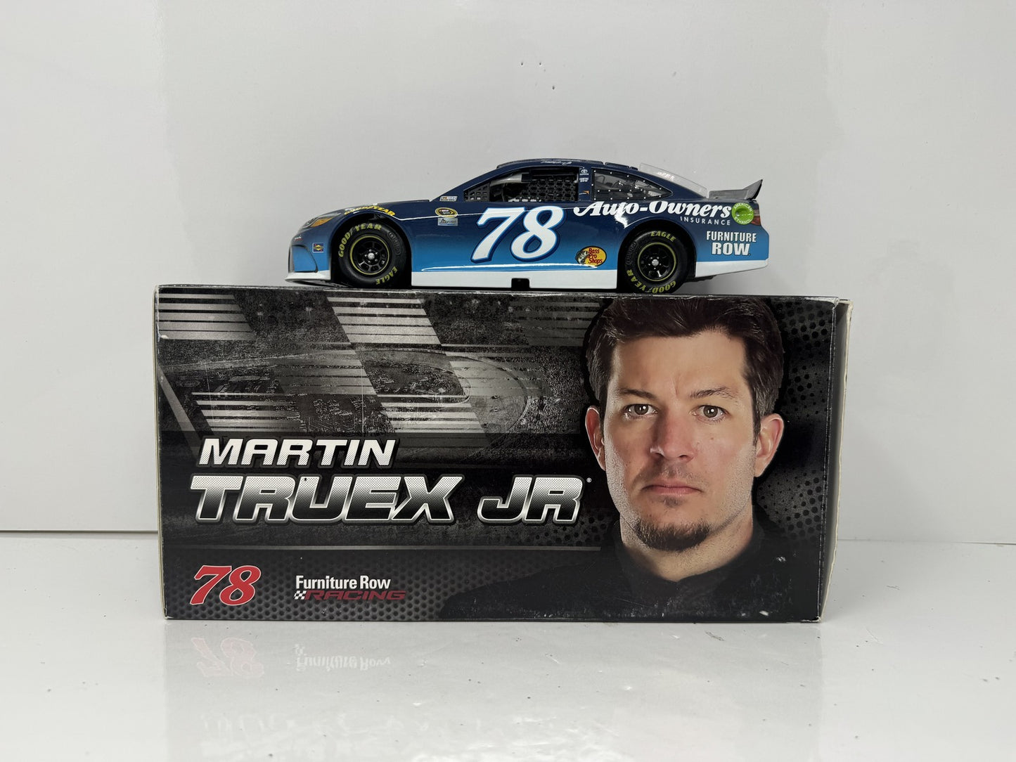 Lionel NASCAR Martin Truex Jr. #78 Auto Insurance 2016 Toyota Camry 1:24 Diecast