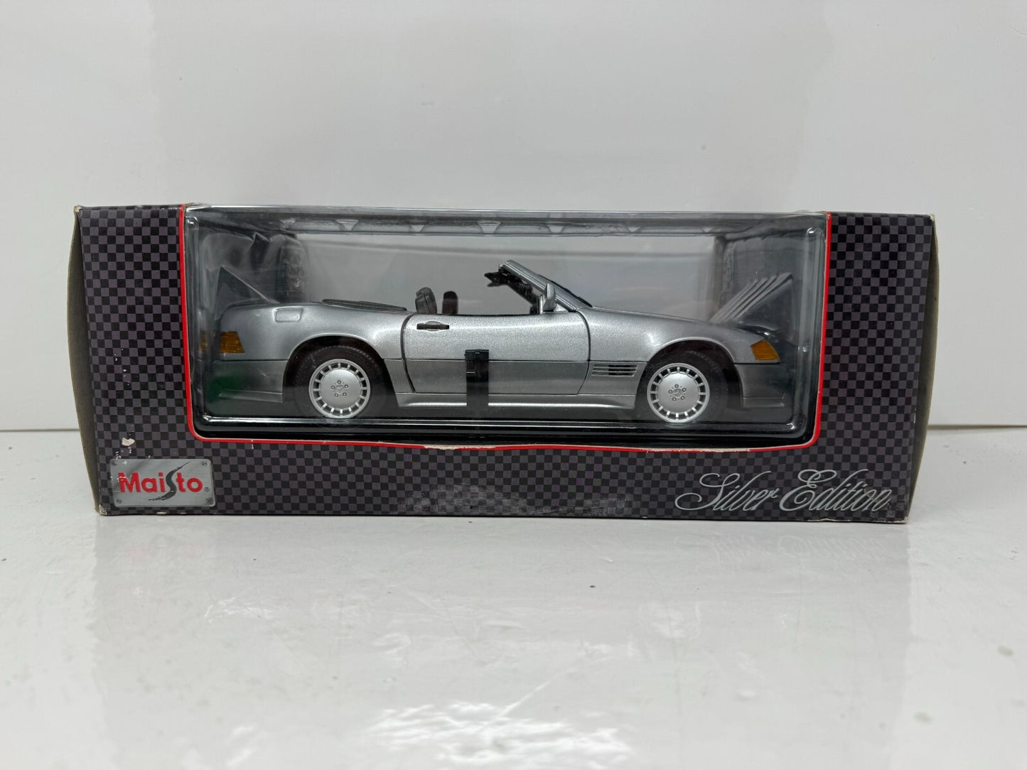 Maisto 1989 Mercedes-Benz 500SL Silver Series 1:18 Diecast