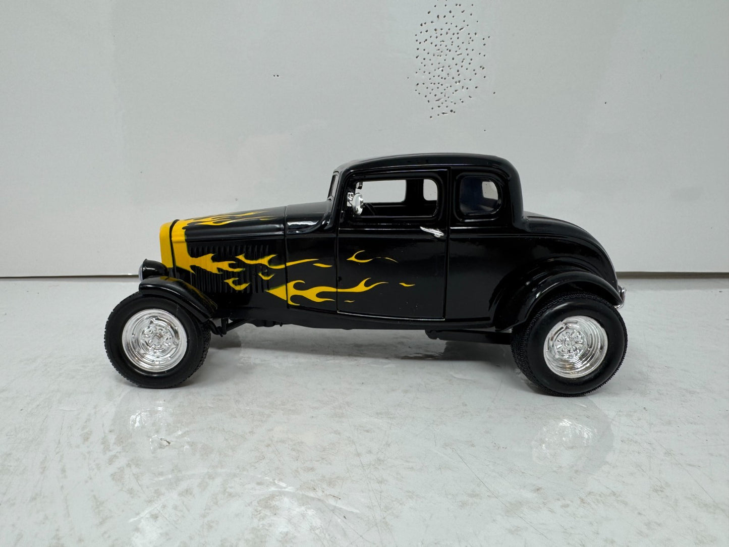 Motormax 1932 Ford Coupe Hot Rod Black w/ Flames 1:18 Diecast Car
