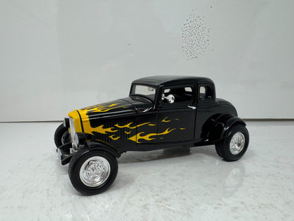 Motormax 1932 Ford Coupe Hot Rod Black w/ Flames 1:18 Diecast Car