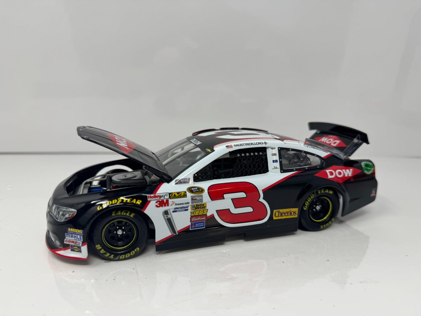 Lionel NASCAR Austin Dillon #3 Dow Automotive 2014 Chevrolet SS 1:24 Diecast