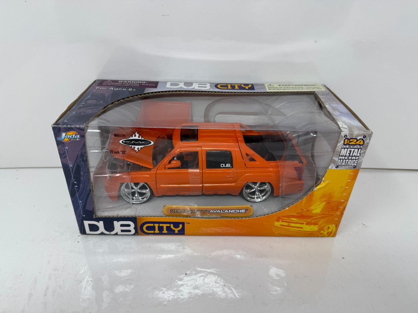 Jada Dub City 2001 Chevy Avalanche 1:24 Diecast KMC Wheels 20 Inch SS Rims