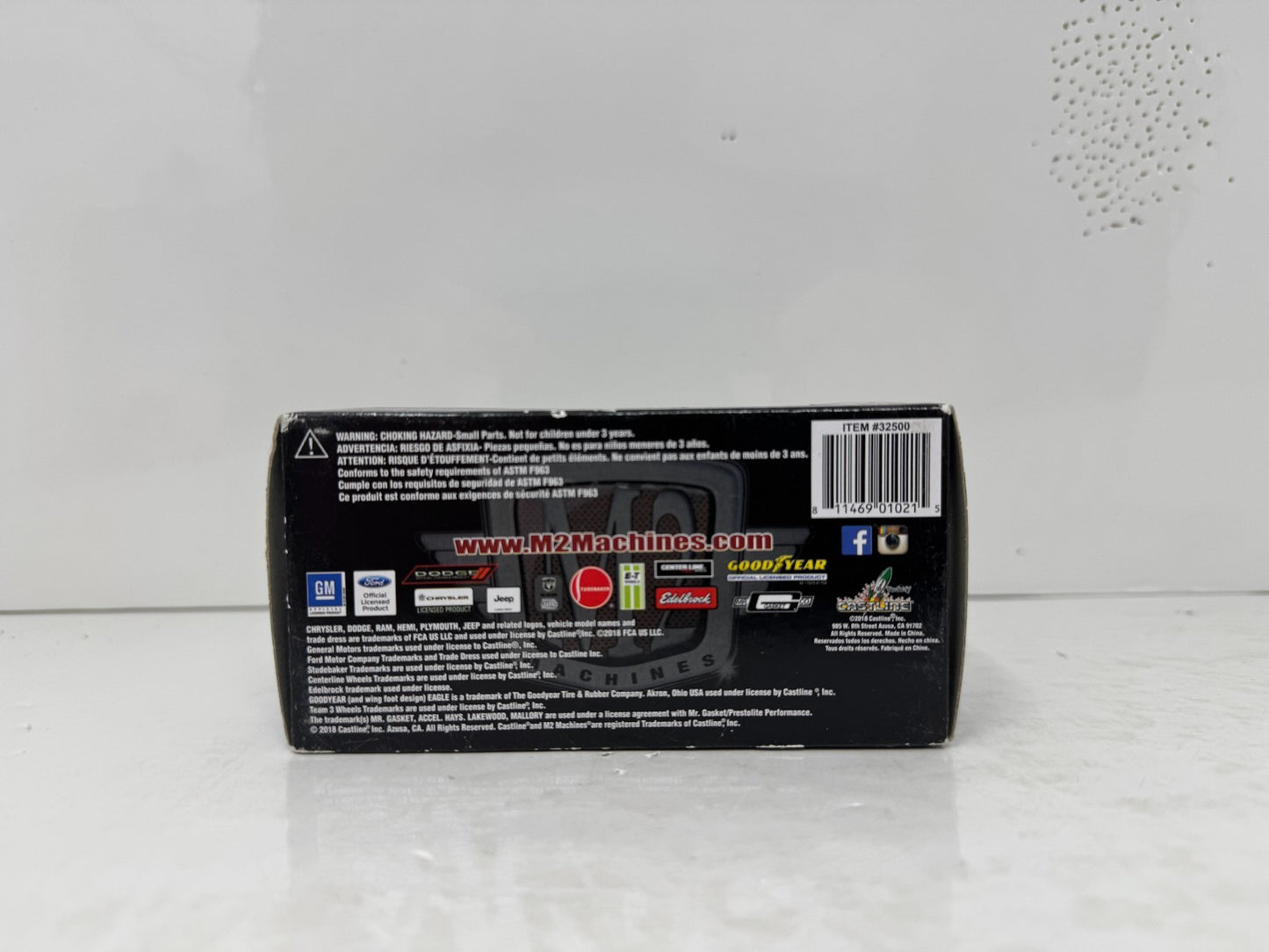 M2 Machines Auto Thentics 1957 Ford Fairlane 500 1:64 Diecast