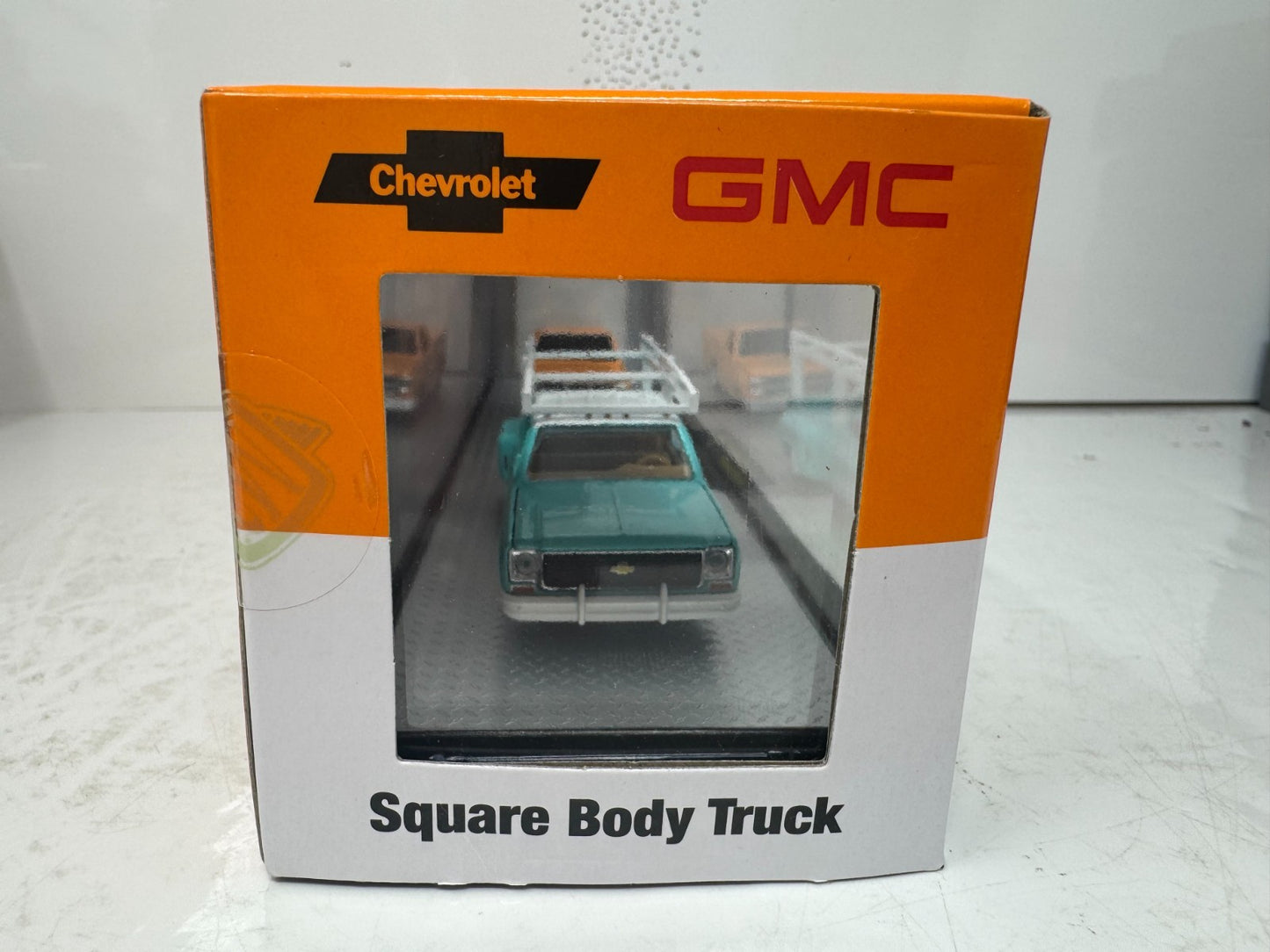 M2 Machines Auto Haulers 1973 Chevrolet Cheyenne Super & GMC Sierra 1:64 Diecast