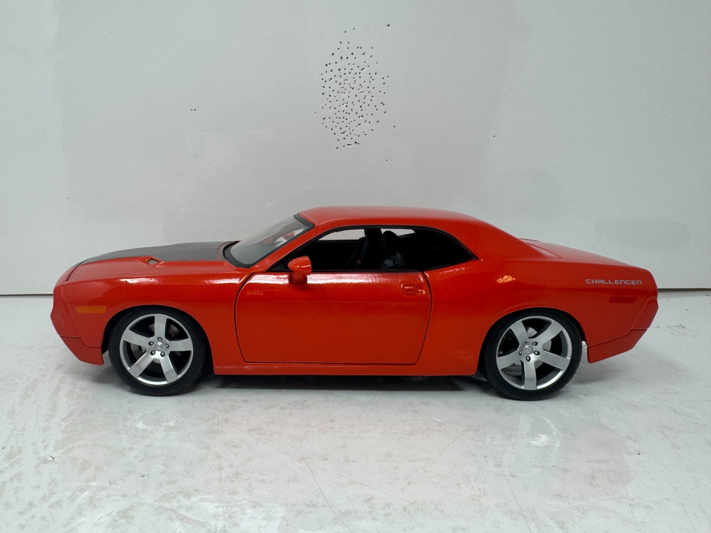 Maisto 2006 Dodge Challenger Concept 1:18 Diecast Special Edition