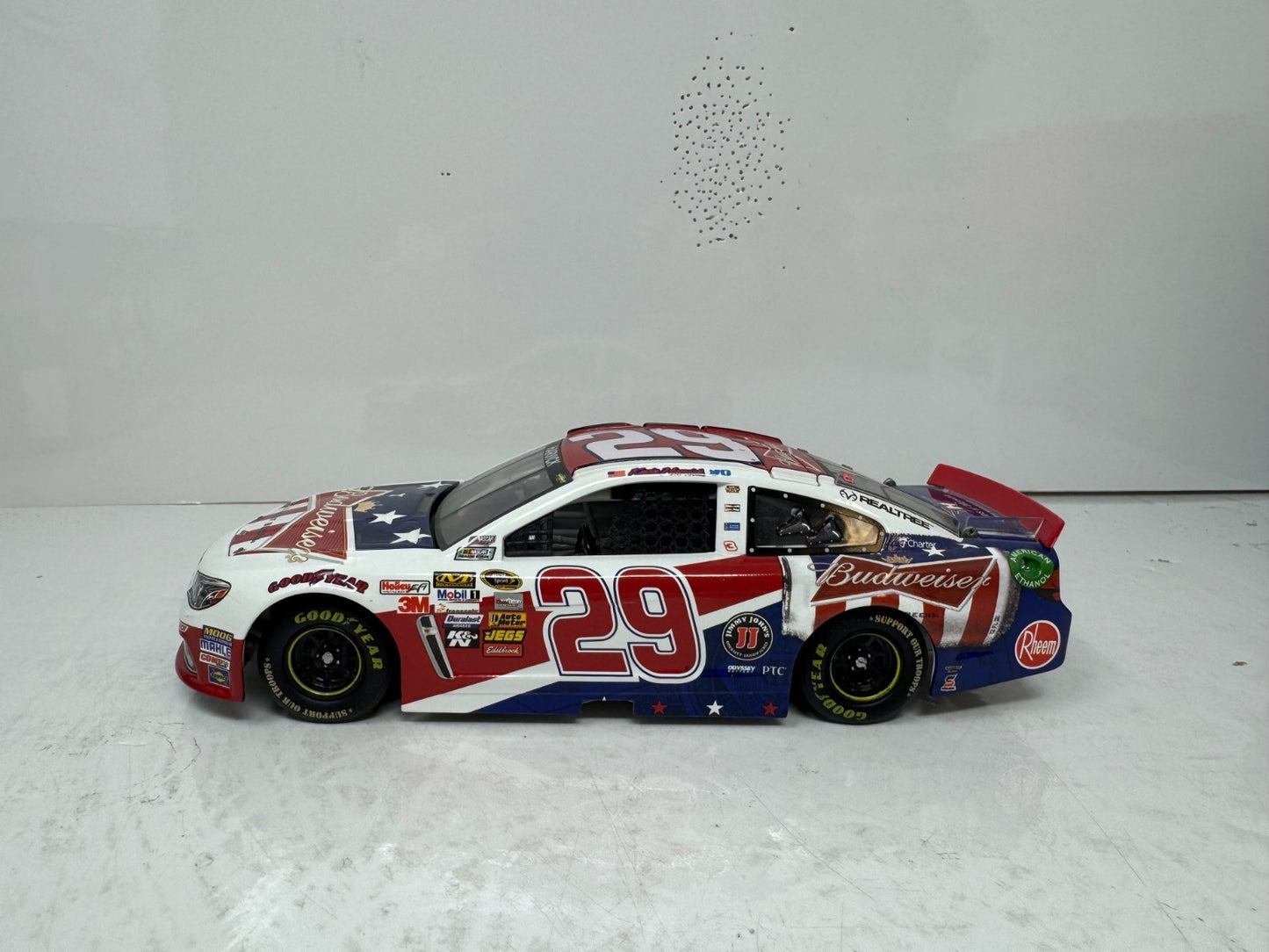 Lionel Nascar #29 Kevin Harvick Budweiser Salutes 2013 Chevy SS 124 Diecast