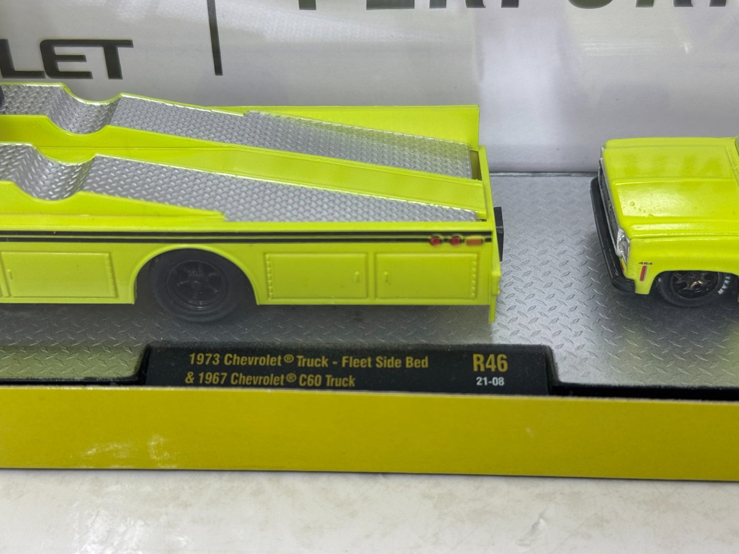 M2 Machines 1973 Chevrolet Truck Fleet Side Bed & C60 Hauler 1:64 Diecast