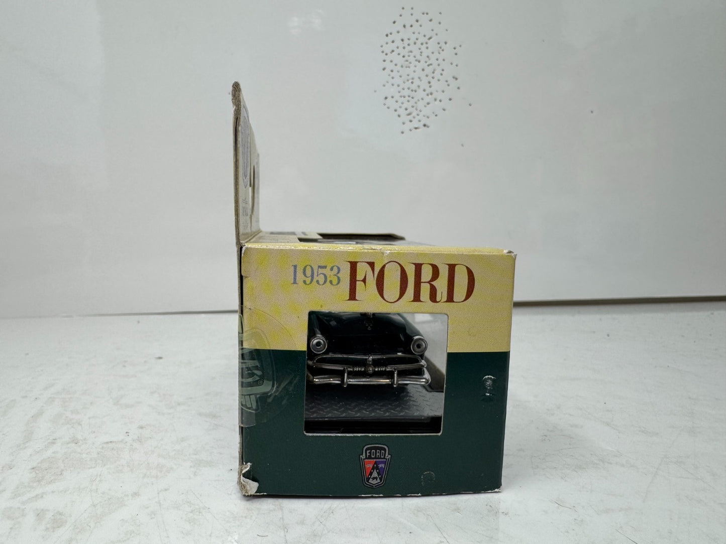 M2 Machines Auto Thentics 1953 Ford Crestline Victoria 1:64 Diecast