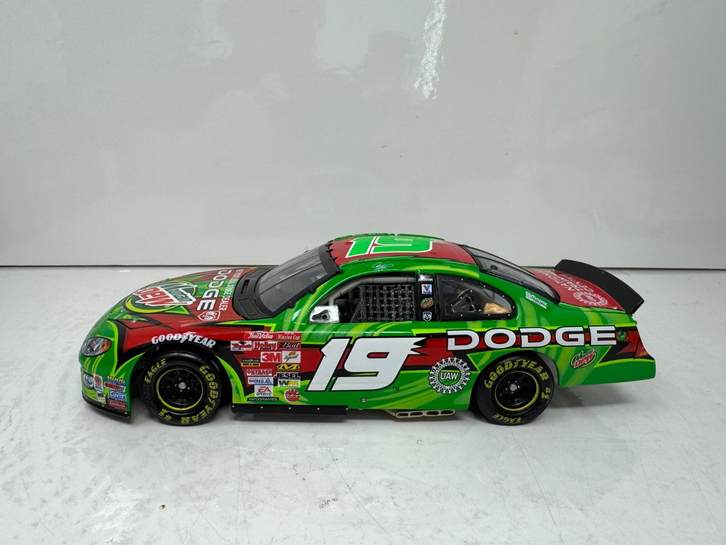 Action Nascar #19 Jeremy Mayfield Mountain Dew 2002 Dodge Intrepid 1:24 Diecast