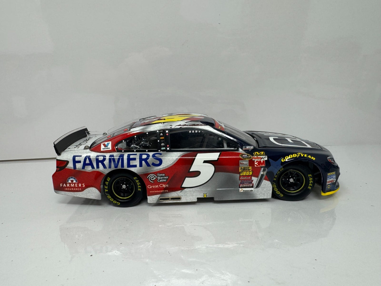 Lionel NASCAR Kasey Kahne #5 Farmers GI Jobs Salutes 2014 Chevy SS 1:24 Diecast