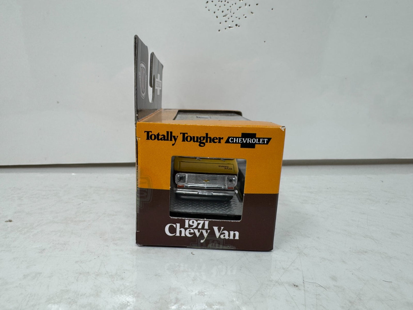 M2 Machines 1971 Chevrolet Van G10 Sunny Daze Custom Van 1:64 Diecast
