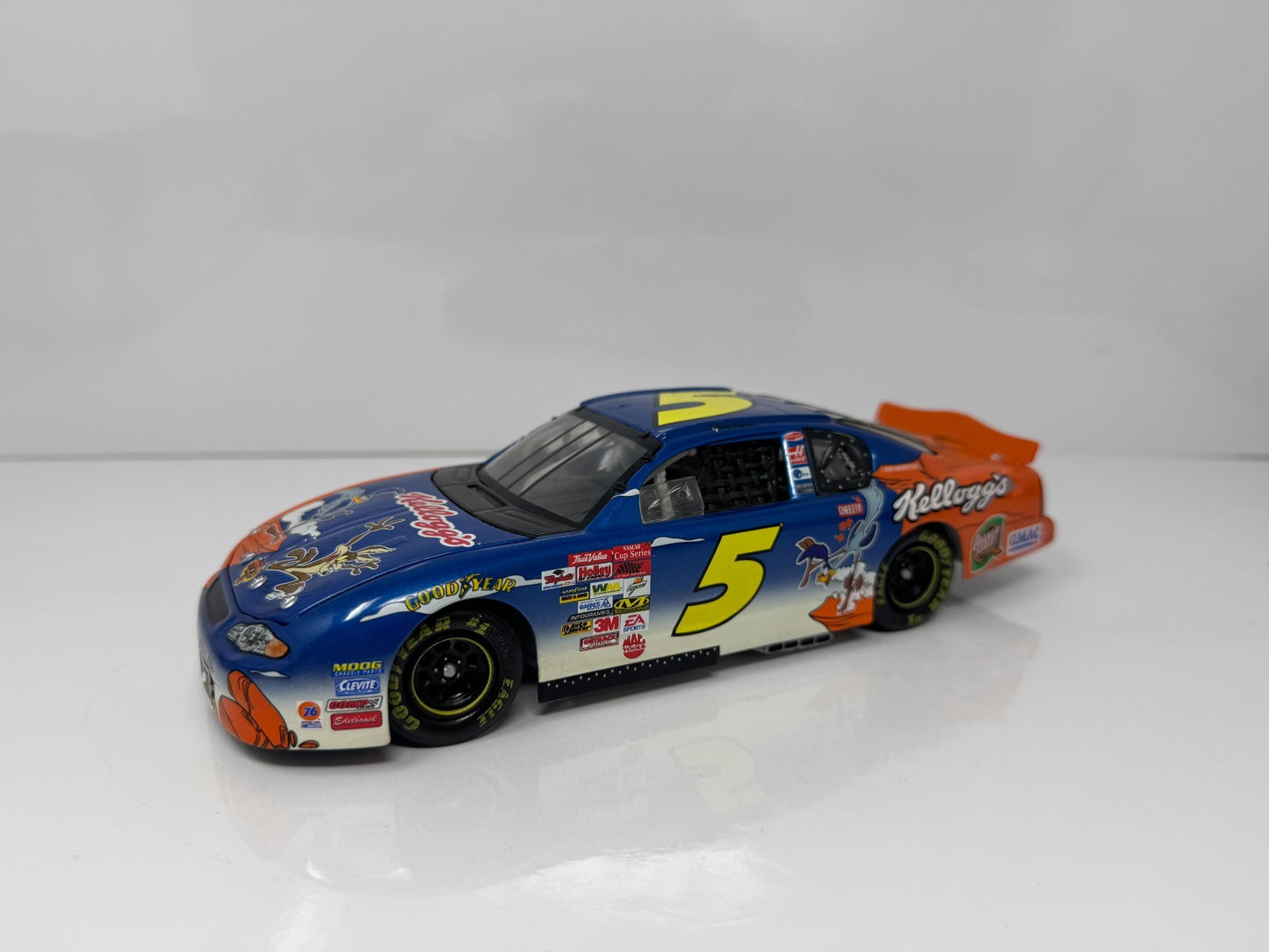 Action NASCAR Terry Labonte #5 Kellogg’s Looney Tunes 2002 Chevy 1:24 Diecast