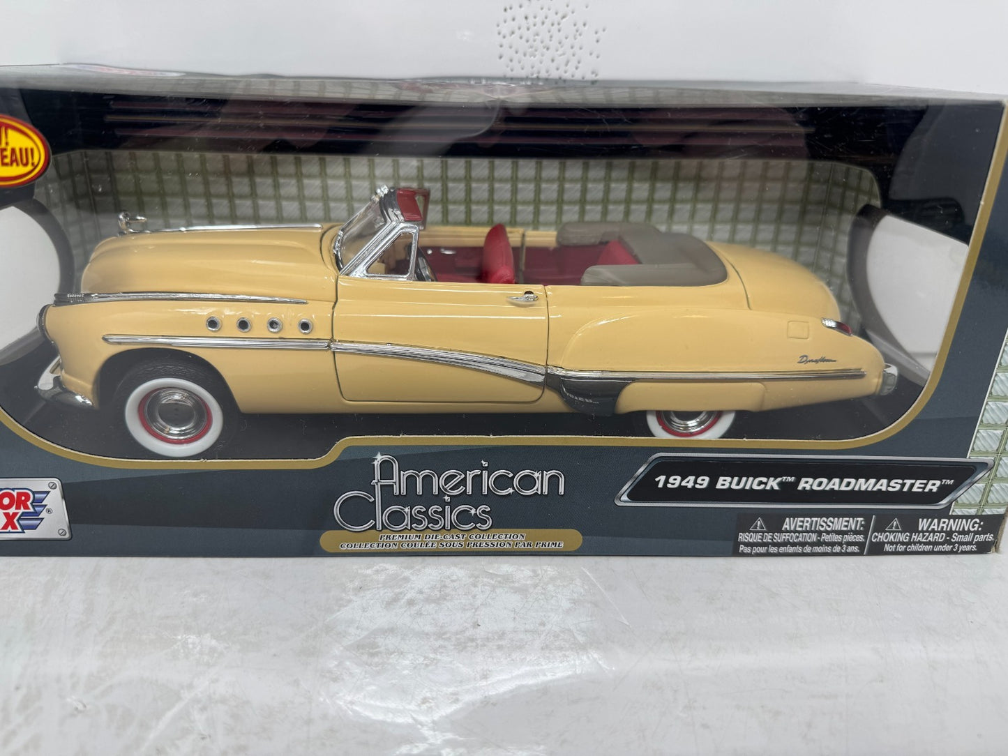 Motormax 1949 Buick Roadmaster Convertible 1:18 Diecast Yellow