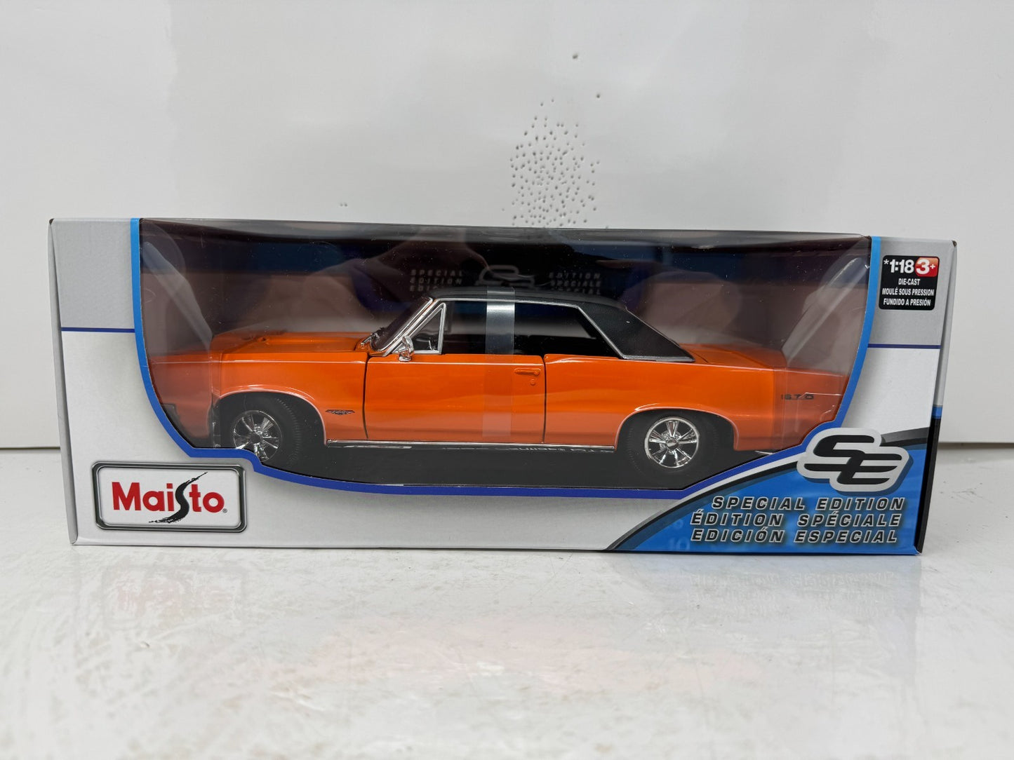 Maisto 1965 Pontiac GTO Hurst Edition 1:18 Diecast Model Car Orange