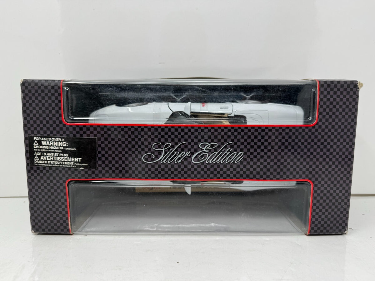 Maisto 1996 Chevrolet Corvette Convertible Silver Series 1:18 Diecast