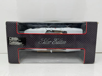 Maisto 1996 Chevrolet Corvette Convertible Silver Series 1:18 Diecast