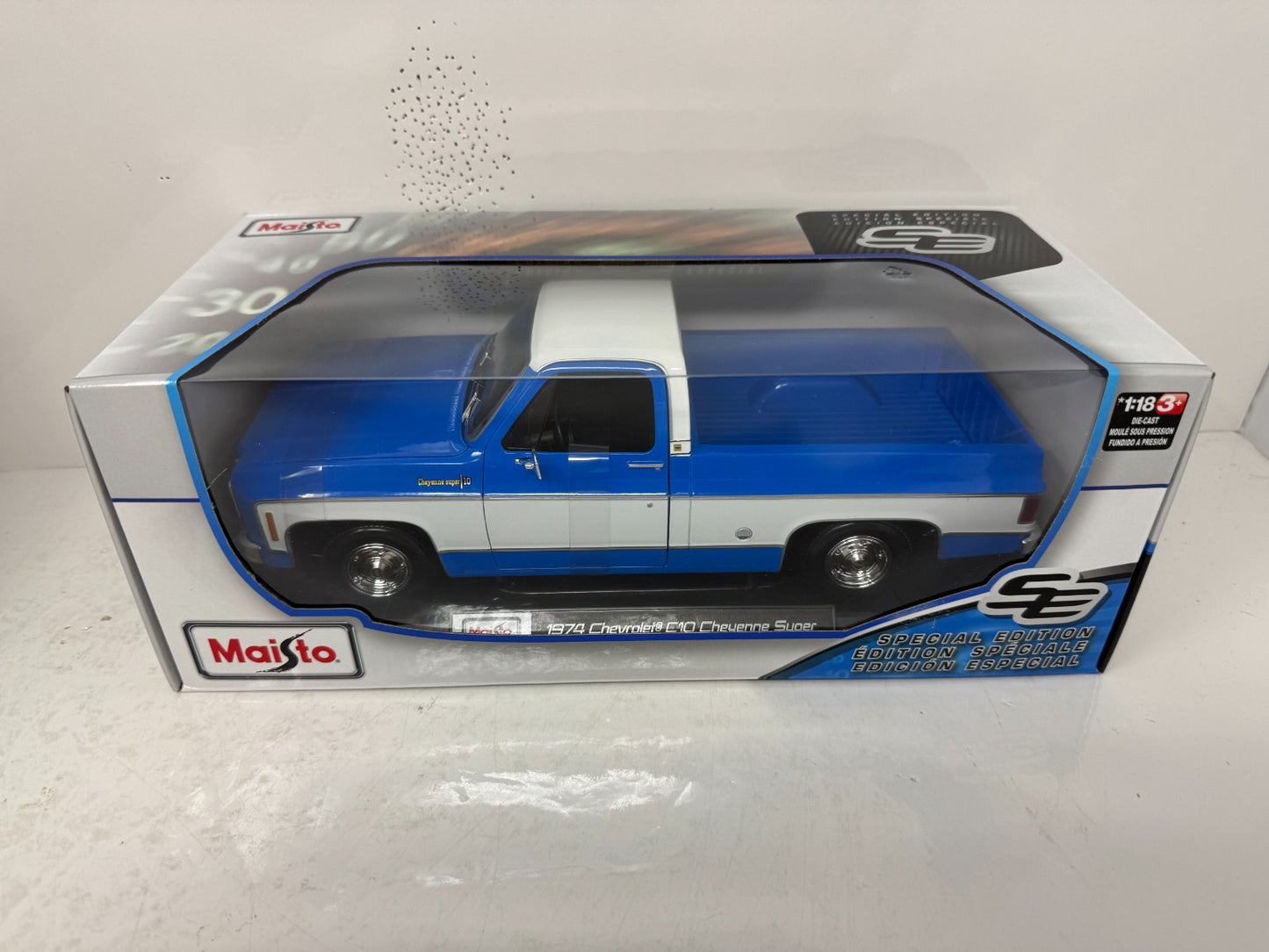 Maisto 1974 Chevrolet C10 Cheyenne Super Squarebody Special Edition 1:18 Diecast